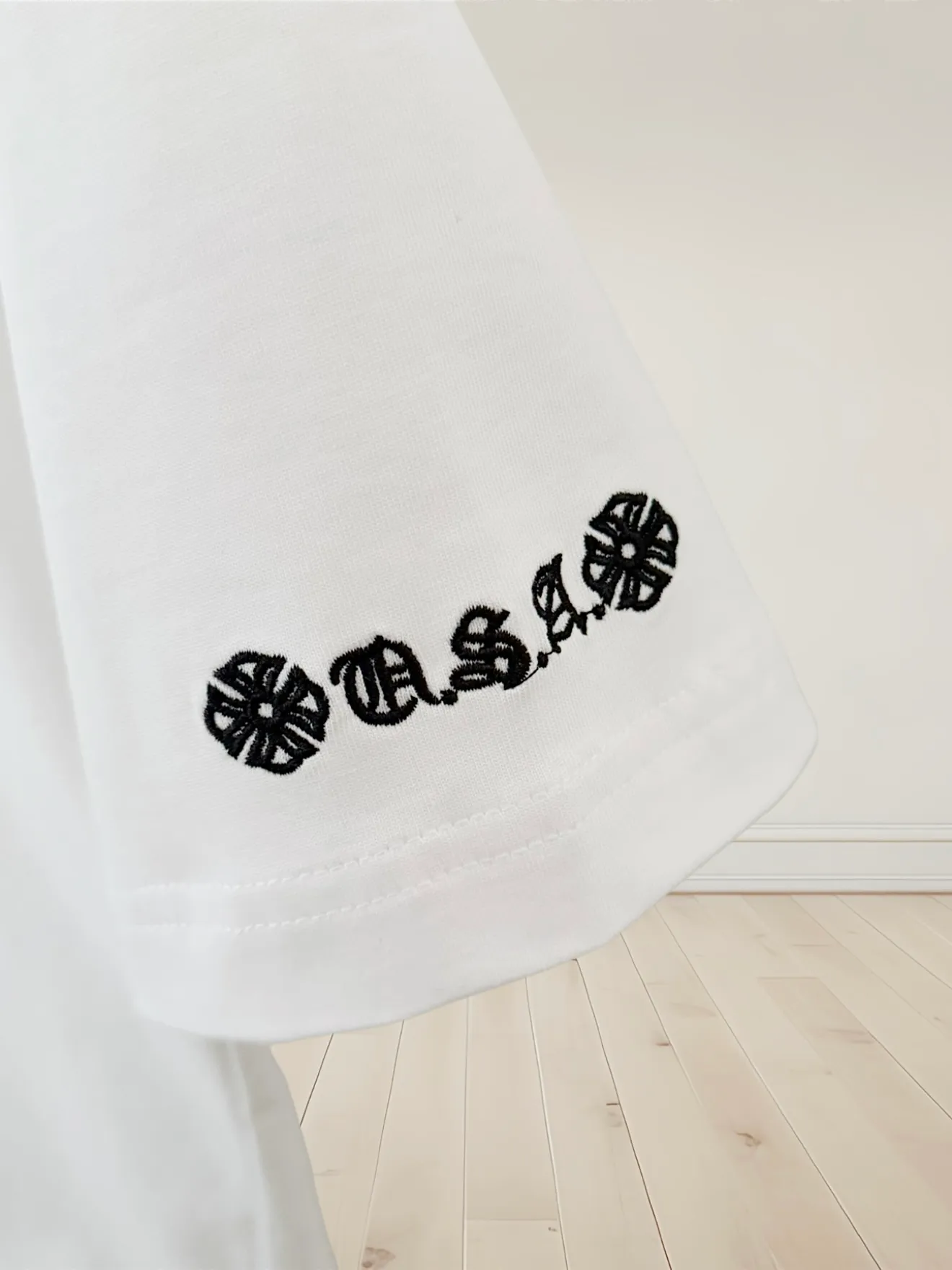 🅿️190 [High quality] Chrome hearts ss25 new first release latest short-sleeved round neck t-shirt, high-end customization, avant-garde and fashionable design! The brand logo is applied to the front and back cuffs using 100,000 needle embroidery techniques. High-end customized 280g fabric. Soft to the touch. Comfortable to wear. Exquisite stitching. Fine workmanship. The upper body effect is incomparably handsome! Same style for men and women, color: white, black size: S to xL